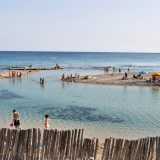 La foce del Chidro la si incontra passeggiando lungo l�arenile: si riconosce subito perch� il mare qui si fa improvvisamente pi� freddo